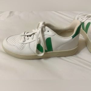 Veja size 8 women's sneakers!!